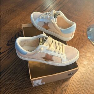 Vintage Havana Cream and Blue Star Sneakers